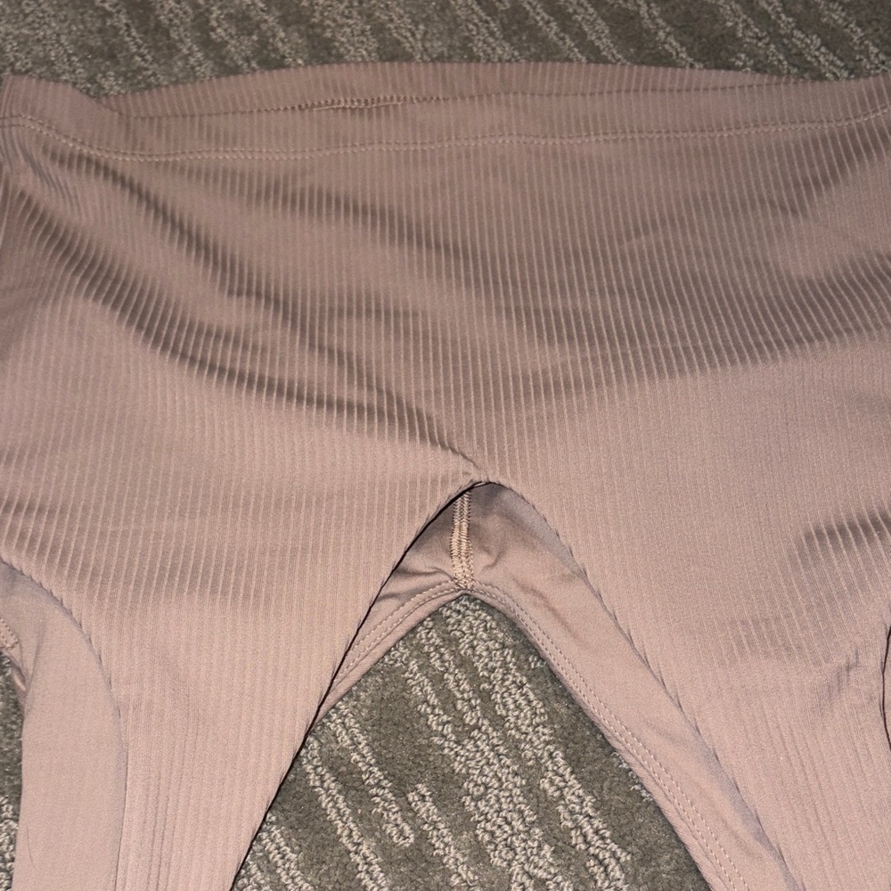 Athleta NWOT | Women’s Ribbed V-Neck Crop Tank Top - Taupe 🤍 - Picture 5 of 6